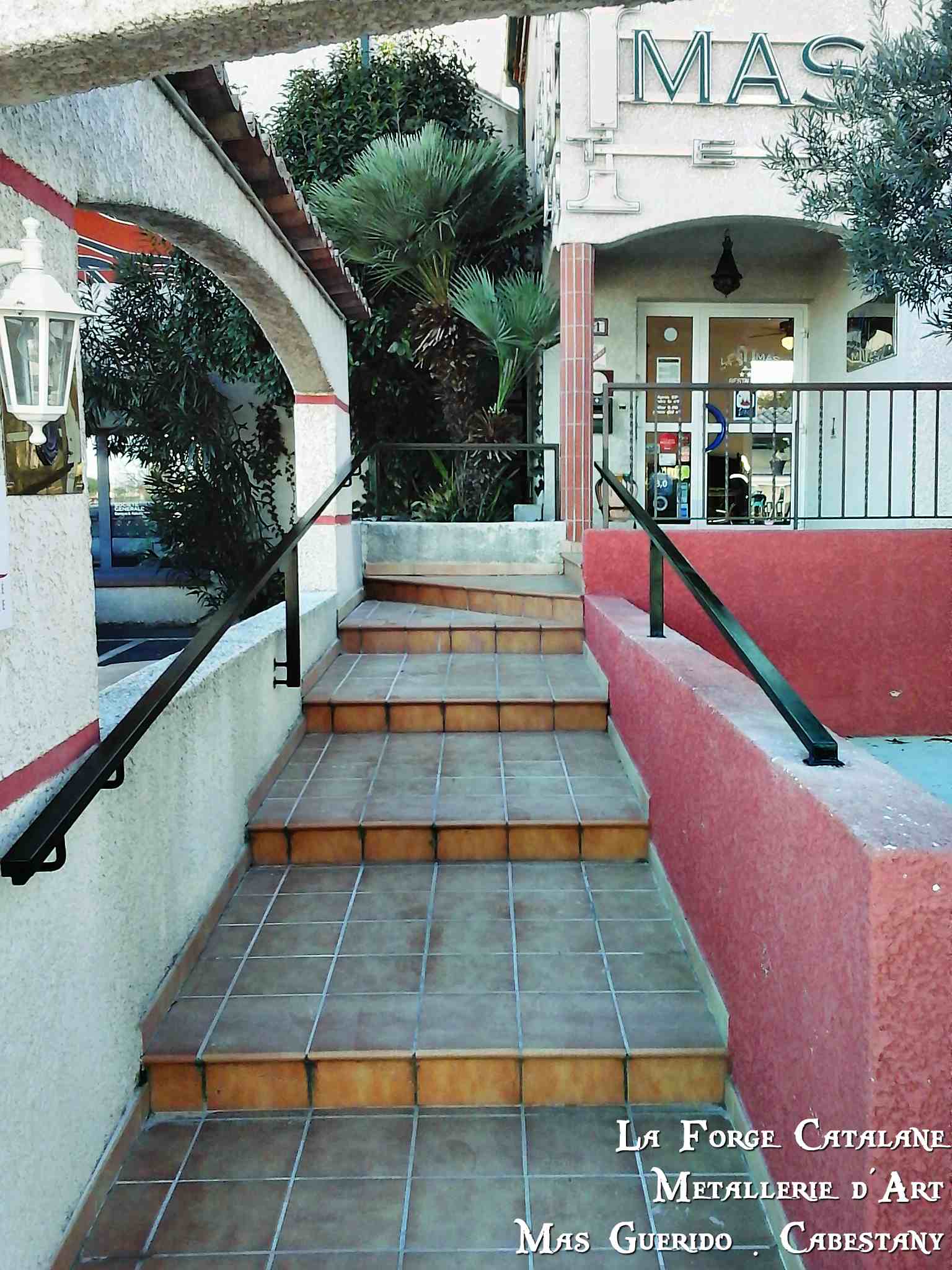 main courante en fer tube rectangulaire sur muret forge catalane.jpg